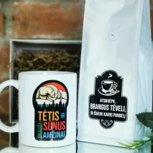 Rinkinukas auksinis puodelis ir kava auksinis krikšto tėtis