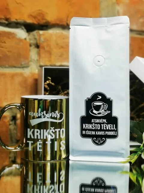 Rinkinukas auksinis puodelis ir kava auksinis krikšto tėtis