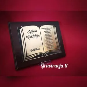 Medinė plaketė su metalizuota plokštele mylimai auklėtojai