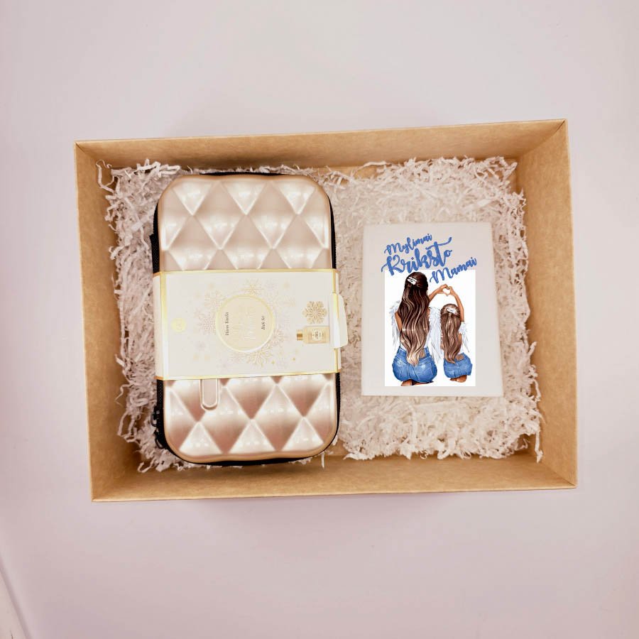 Dovanų rinkinys moteriai: kūno priežiūros rinkinys pintinėlėje, blizgus aukso spalvos puodelis su užrašu „Niekada nenustok svajoti”