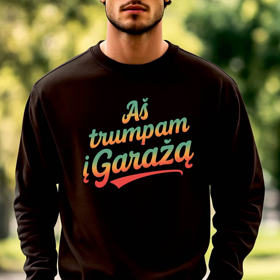 Juodos spalvos džemperis Aš trumpam į garažą tik tekstas spalvotas